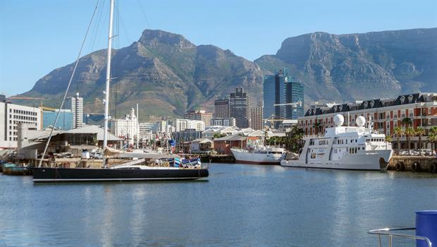 Blick auf das Geschäftszentrum von Kapstadt mit dem Tafelberg im Hintergrund.